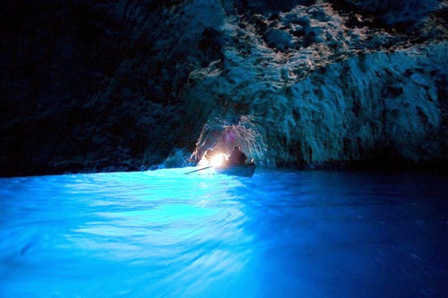 Ghé thăm hang động có dòng nước xanh phát sáng - 2