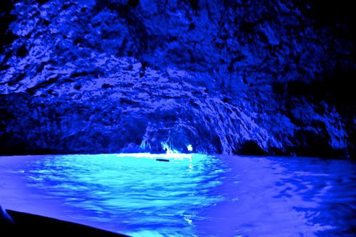 Ghé thăm hang động có dòng nước xanh phát sáng - 3