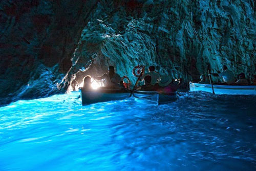 Ghé thăm hang động có dòng nước xanh phát sáng - 1