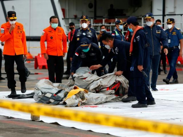 Phát hiện tín hiệu hộp đen máy bay Indonesia chở 62 người rơi xuống biển