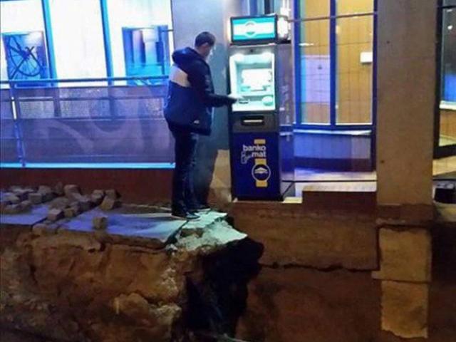 Những cây ATM bá đạo "thách thức" người đi rút tiền