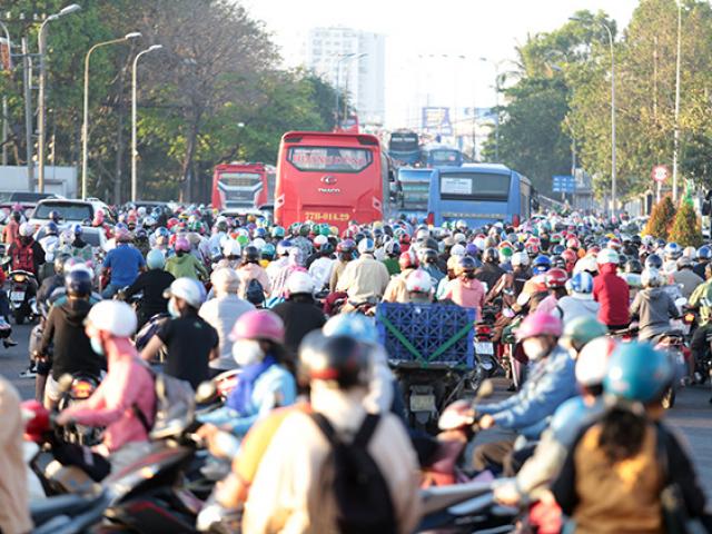 Đường phố Sài Gòn ùn tắc trong ngày học sinh trở lại trường sau thời gian nghỉ dịch COVID-19