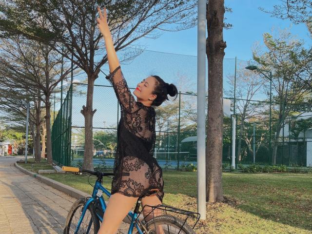 Dương Thùy Linh đạp xe cổ động Giờ trái đất