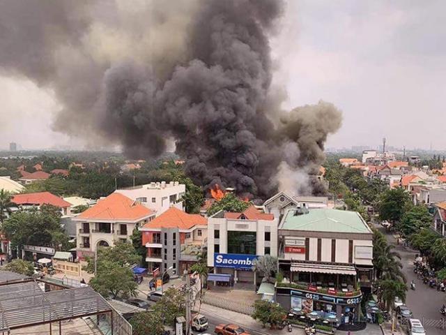 Quán nướng ở Sài Gòn cháy dữ dội, cột khói bốc cao hàng chục mét