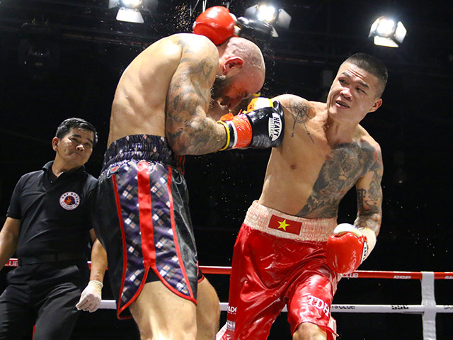“Nam vương Boxing” Trương Đình Hoàng đấm võ sĩ người Anh đổ máu, nhưng đối thủ quá lỳ đòn