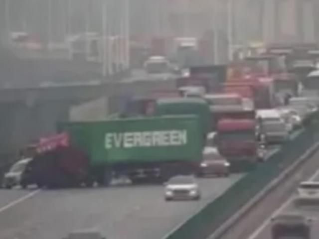 Xe tải chắn ngang cao tốc ở Trung Quốc gây sốt vì giống siêu tàu hàng mắc cạn
