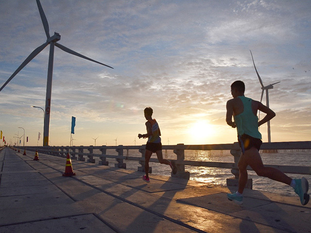 Marathon Trung Nam “Vượt trùng khơi” – tự hào chạy trên vùng biển quê hương