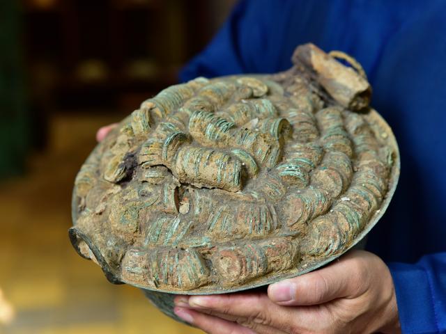 Cận cảnh hàng ngàn hiện vật xưa, “tiền hoá thạch” quý hiếm trong quán cà phê ở Sài Gòn