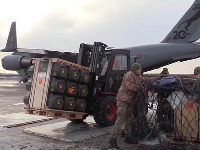 Máy bay quân sự Anh bị nước đồng minh &quot;cấm cửa&quot; khi chuyển vũ khí chống tăng tới Ukraine