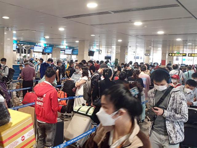 Sân bay Tân Sơn Nhất đông nghịt khách về quê ăn Tết