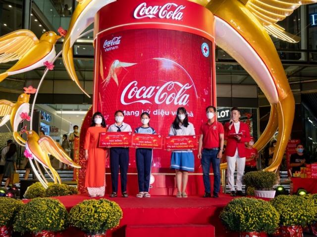 Coca-Cola Việt Nam triển khai chuỗi hoạt động cộng đồng 'Mang kỳ diệu về nhà' dịp Tết Nhâm Dần