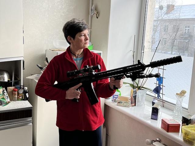 Người phụ nữ Ukraine mua súng, học bắn tỉa để tự &quot;giải quyết&quot; nếu có chiến tranh với Nga
