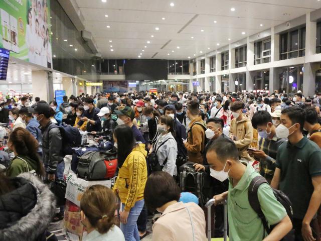 Ảnh: Sân bay Tân Sơn Nhất nghẹt người, khách nằm dài giữa nhà ga cả đêm chờ chuyến bay