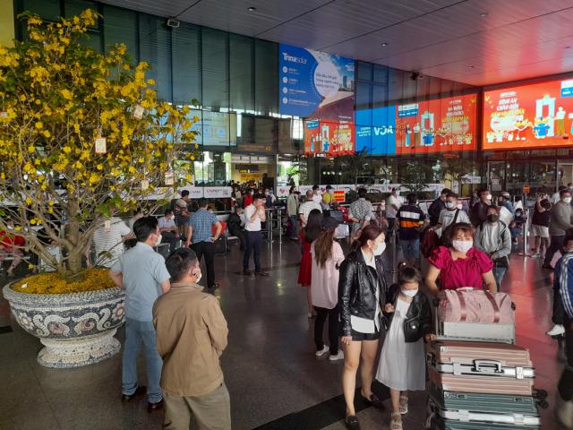 Sân bay Tân Sơn Nhất đông nghẹt người, hành khách tranh giành taxi về nhà