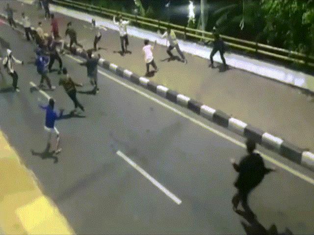 Video: 2 băng đối địch hỗn chiến trên đường phố