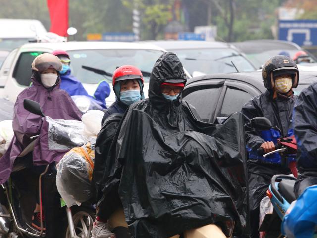 Mưa rét, người dân vẫn ùn ùn đi xe máy về Hà Nội, cửa ngõ Thủ đô ùn tắc kéo dài