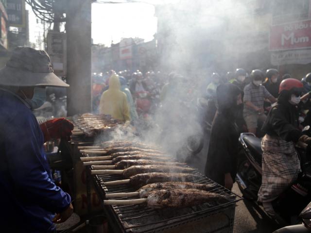 Người đi đường hứng trọn “combo” hít khói và kẹt xe khi đi qua “phố cá lóc nướng” ngày vía Thần Tài