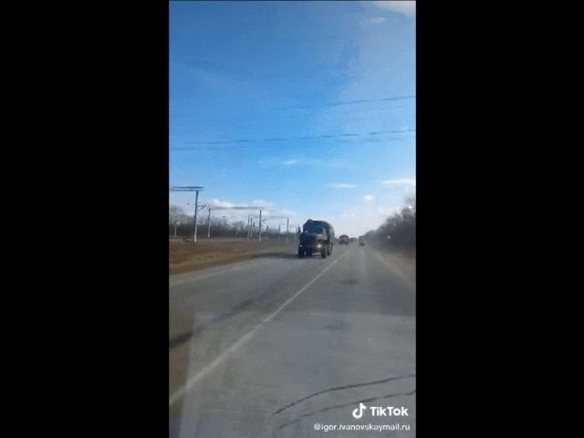 Video: Đoàn xe quân sự Nga hướng về biên giới Ukraine, cách vài km?