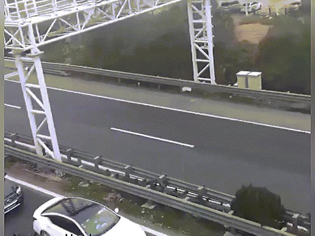 Video: Tai nạn liên hoàn, ô tô thi nhau "hôn đuôi" trên cao tốc TQ