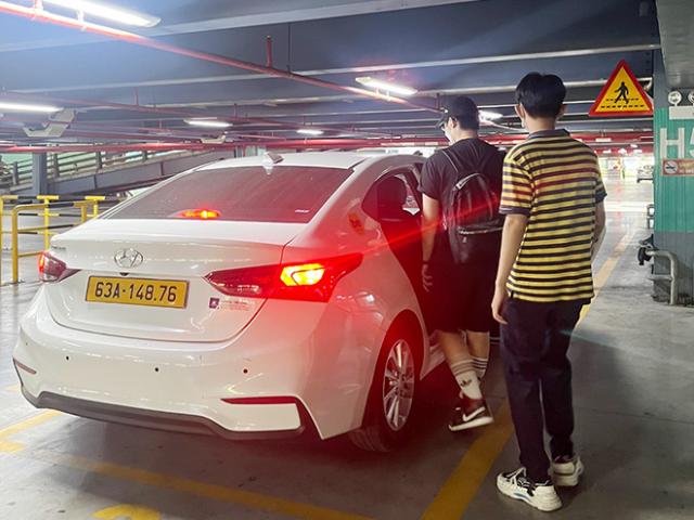 Xe công nghệ được đón khách tại tầng trệt sân ga quốc nội Tân Sơn Nhất
