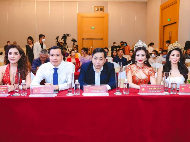 Thứ trưởng Bộ VHTTDL cùng Phó Cục trưởng Cục Nghệ thuật biểu diễn tham dự họp báo cuộc thi Hoa hậu Quý bà Việt Nam Toàn cầu 2022