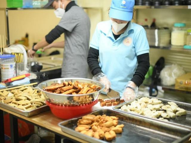 Quán ăn chay bán miễn phí cho tất cả mọi người ở Hà Nội, mỗi ngày phục vụ 200 suất