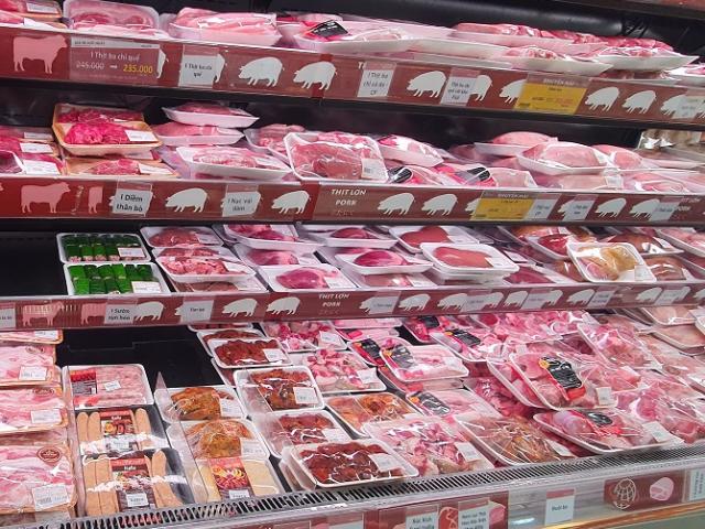 Giá lợn hơi liên tục đi xuống nhưng giá thịt lợn ngoài chợ vẫn neo ở mức cao