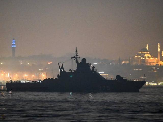Xung đột Nga - Ukraine: Thổ Nhĩ Kỳ cấm tất cả tàu chiến ra vào Biển Đen