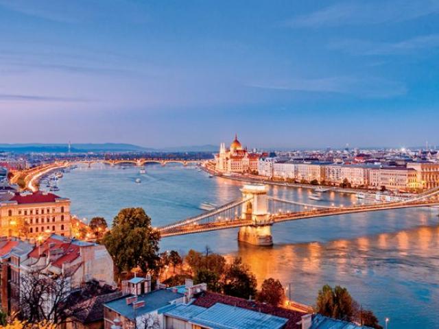 Dòng sông nào chia đôi thủ đô của Hungary thành 2 phần?