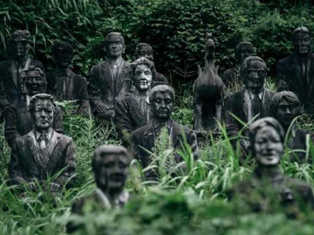 “Rợn người” trước 800 bức tượng đầy ám ảnh bên trong công viên bỏ hoang