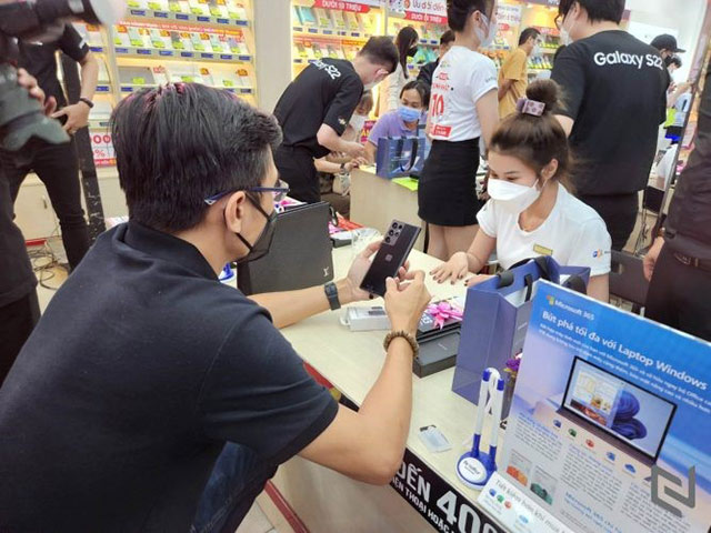Người dùng Việt hào hứng với Samsung Galaxy S22 Series “Mắt thần bóng đêm”