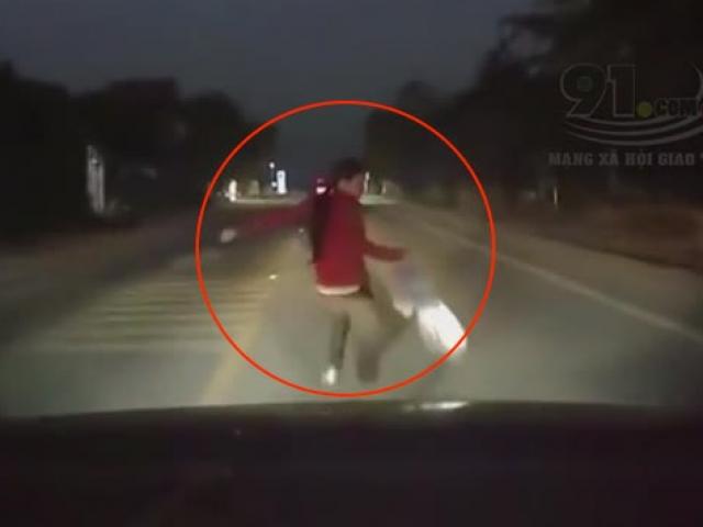 Clip: Chạy bộ “tạt đầu” ô tô như tự sát, người phụ nữ thoát nạn khó tin