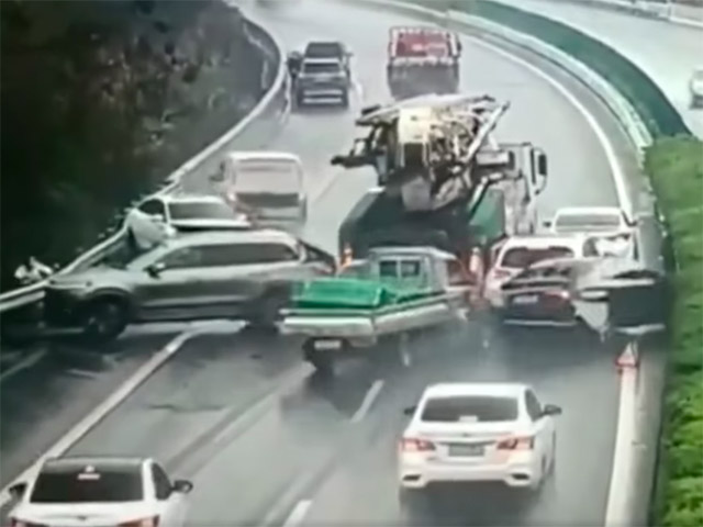 Xe hỏng giữa cao tốc, tài xế vẫy tay xin trợ giúp vô tình gây va chạm liên hoàn