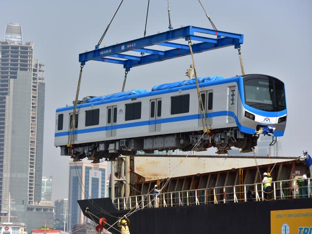 Gần 50 người phối hợp bốc dỡ toa tàu metro nặng 37 tấn ở TP.HCM
