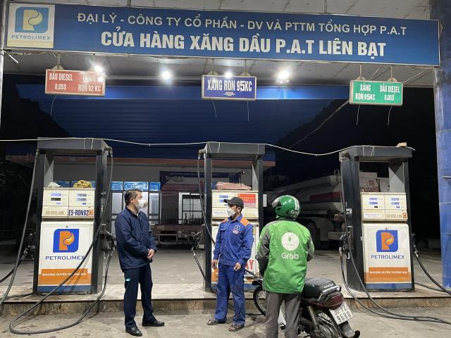 Hà Nội: Một cửa hàng kinh doanh xăng dầu bị xử phạt vì ngừng bán hàng