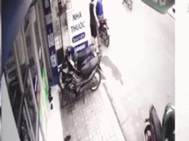 Clip: Bức xúc tên trộm dàn cảnh lấy cắp xe máy của nam sinh