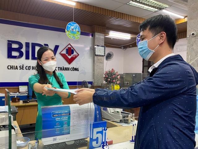 Ngân hàng bất ngờ “quay xe” hoãn tăng phí SMS Banking