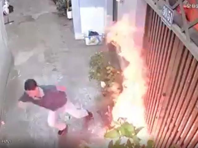 TP.HCM: Camera ghi lại cảnh người đàn ông tạt xăng đốt nhà hàng xóm