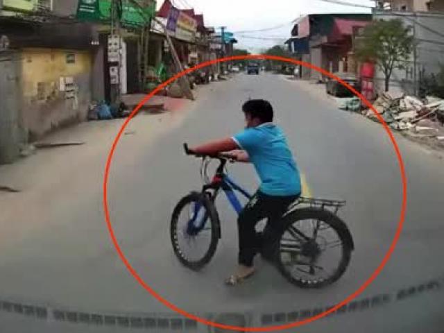 Clip: Mắng cậu bé đạp xe tạt đầu ô tô, tài xế bị cư dân mạng chỉ trích