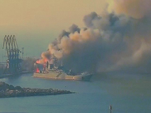 Cháy dữ dội ở biển Azov, Ukraine tuyên bố phá hủy một tàu Nga