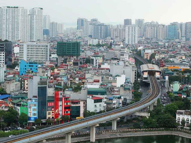 Gầm cầu đường sắt Cát Linh-Hà Đông thành quán trà đá, bãi đỗ xe, dân lại "dài cổ" ngóng đợi