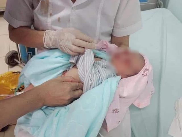 Nữ điều dưỡng kể lại giây phút tiếp nhận bé bị bỏ rơi dưới hố ga 3 ngày