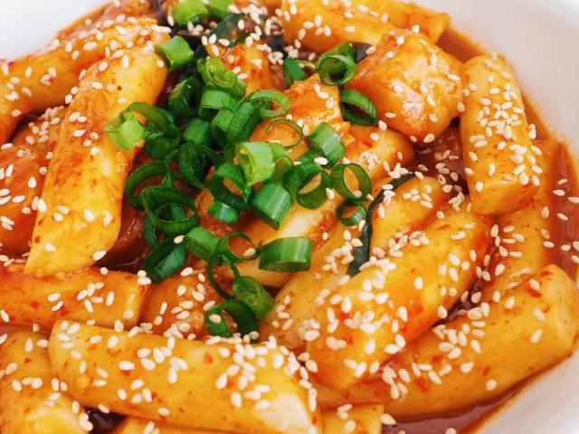 Hướng dẫn làm tokbokki chuẩn vị Hàn Quốc cực kỳ đơn giản