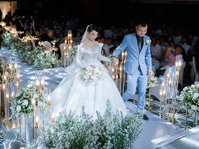 Sao Việt dự đám cưới của "hoa hậu Bolero" được chồng tặng 15 sổ tiết kiệm