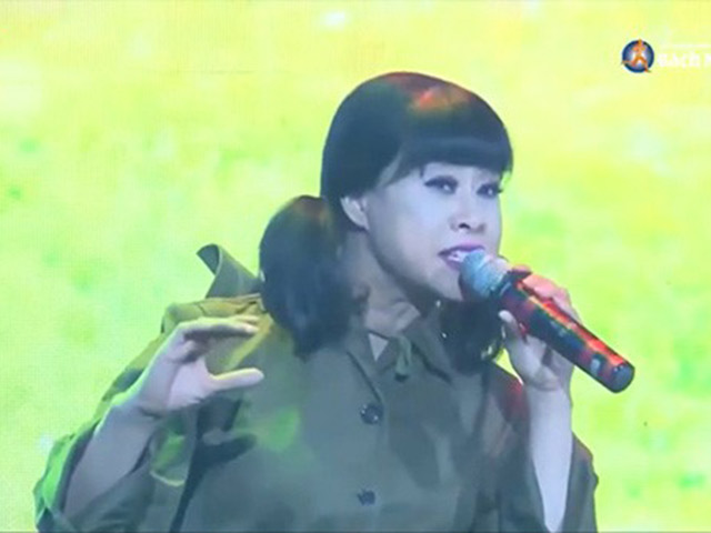 Vén màn “bí mật” thoát đau buốt lưng, đau cổ tay không cầm nổi mic của NSƯT Hồng Liên - VTV2 đưa tin