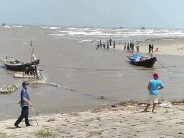 Rửa chân ở cống biển, 3 học sinh bị sóng cuốn mất tích