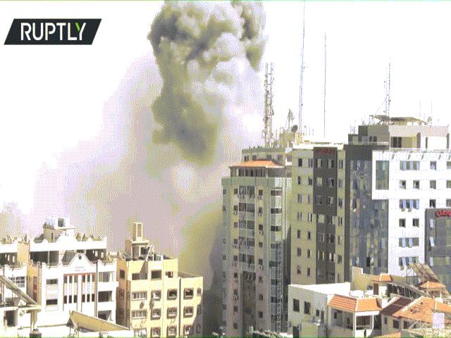 Video: Khoảnh khắc tên lửa Israel đánh sập trụ sở nhiều hãng tin quốc tế ở Gaza