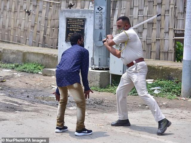 Cảnh sát Ấn Độ vụt người vi phạm lệnh phong tỏa