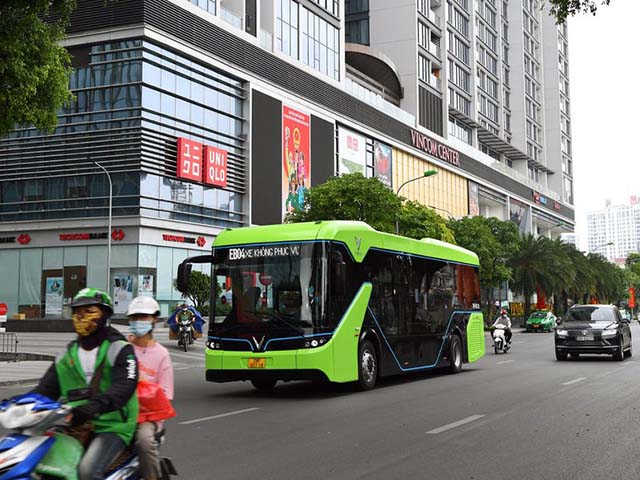 Xe buýt điện VinFast lăn bánh chạy thử nghiệm trên đường phố Thủ đô