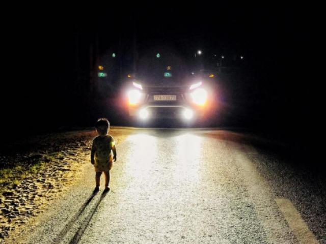 Tin tức 24h qua: Cháu bé 2 tuổi lang thang giữa đêm tối và hành động nhanh trí của tài xế